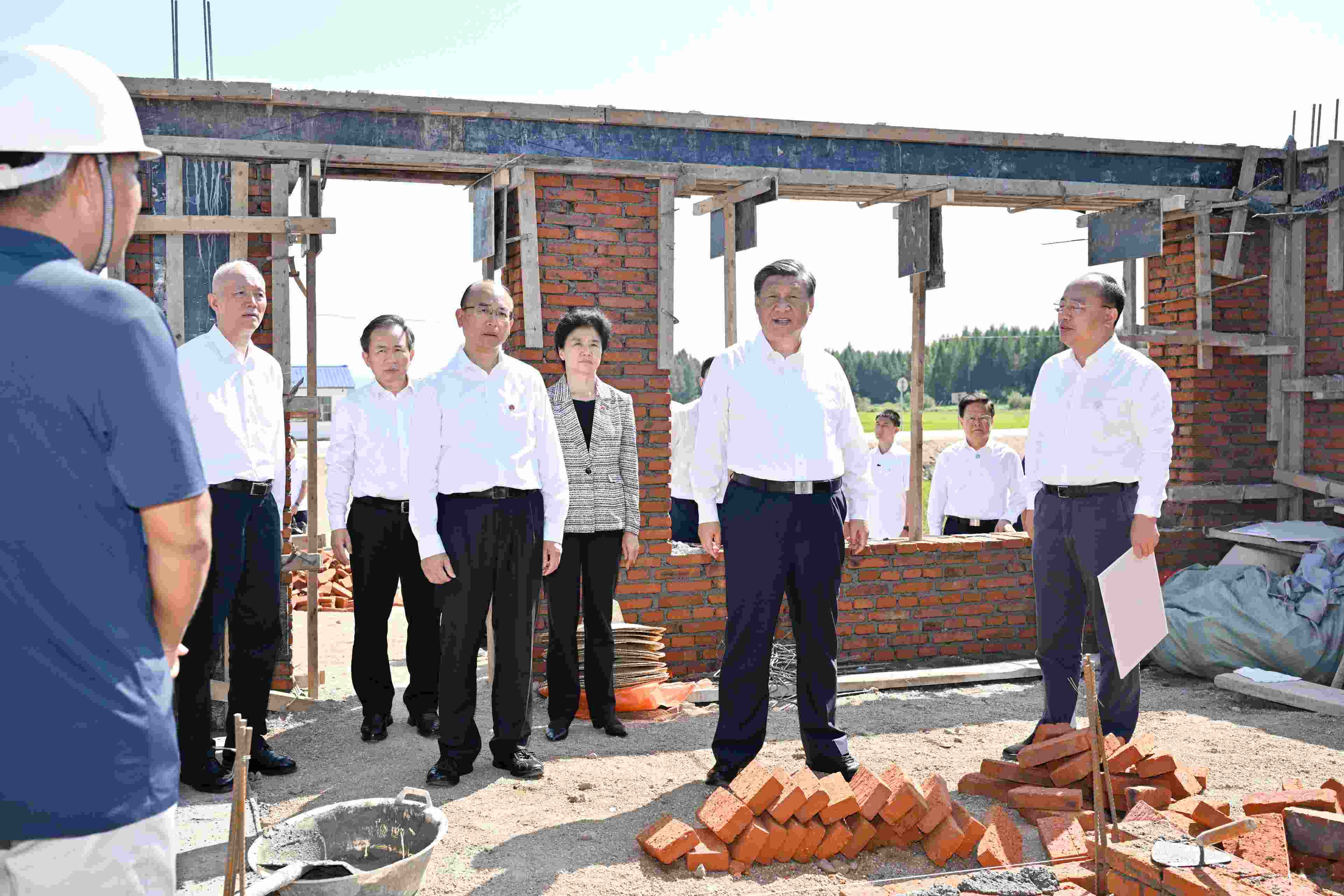 2023年9月7日，習(xí)近平總書記在遭受洪澇災(zāi)害的黑龍江省哈爾濱尚志市老街基鄉(xiāng)龍王廟村，察看水毀房屋重建情況。