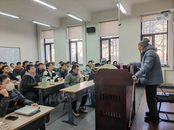 鐘萬勰院士為研究生上課。大連理工大學(xué)供圖