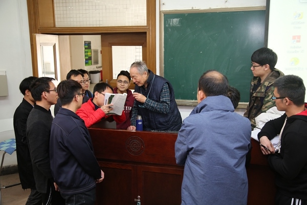 鐘萬勰院士為學(xué)生們答疑解惑。大連理工大學(xué)供圖