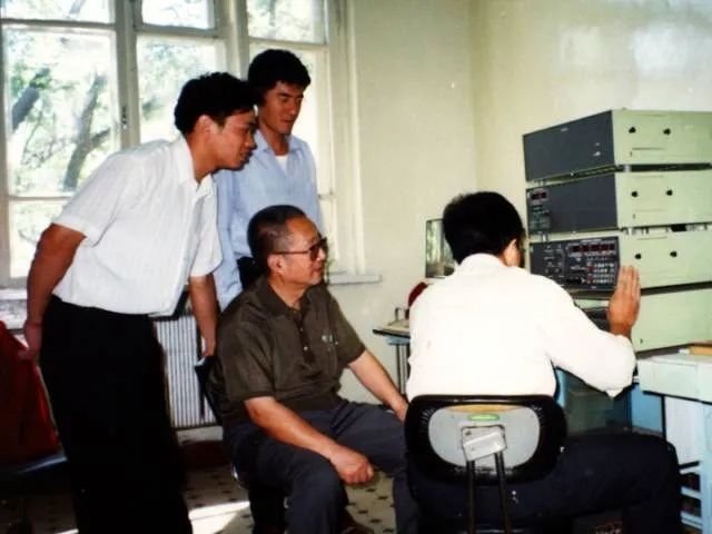 秦裕琨與團隊在一起。哈爾濱工業(yè)大學(xué)供圖