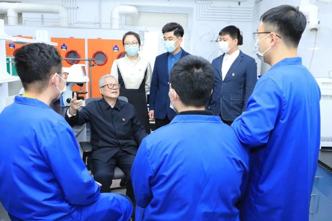 秦裕琨院士在實驗室與青年師生交流。哈爾濱工業(yè)大學(xué)供圖