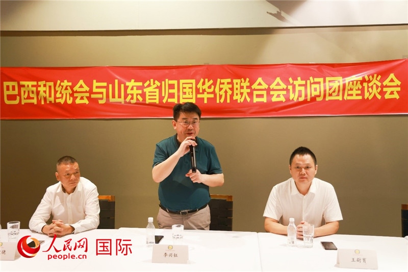 中國僑聯(lián)副主席、山東省僑聯(lián)主席李興鈺（中）在座談會上致辭。人民網(wǎng)記者 陳海琪攝