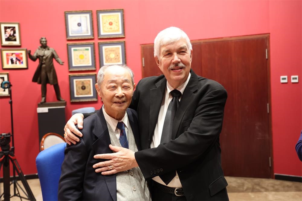 費(fèi)城交響樂(lè)團(tuán)小提琴演奏家戴維·布斯與原中央樂(lè)團(tuán)小提琴演奏家朱信人50年后再相聚。