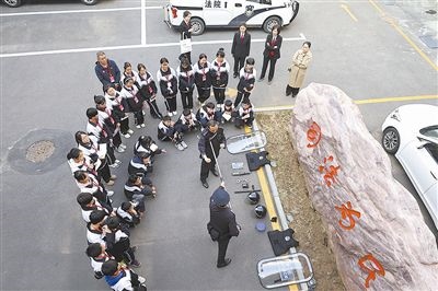 圖②：法警對警用裝備的使用進(jìn)行現(xiàn)場演示。