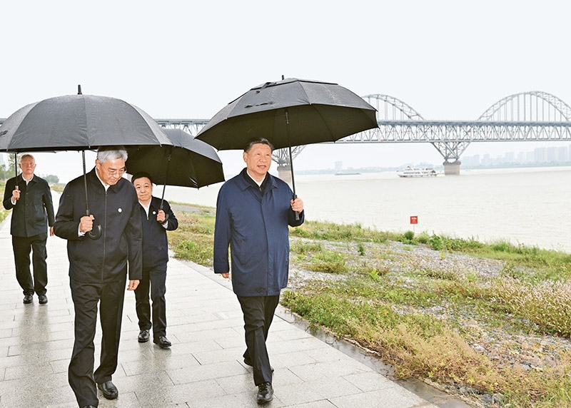2023年10月10日至13日，中共中央總書記、國家主席、中央軍委主席習近平在江西考察。這是10日下午，習近平在長江國家文化公園九江城區(qū)段考察時，冒雨沿江堤步行察看沿岸風貌。 新華社記者 謝環(huán)馳/攝