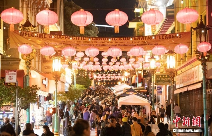 當(dāng)?shù)貢r間11月10日，美國舊金山唐人街夜市人頭攢動。亞太經(jīng)合組織(APEC)第三十次領(lǐng)導(dǎo)人非正式會議將在舊金山舉行，當(dāng)?shù)靥迫私钟媱澟e辦包括夜市在內(nèi)的多場活動，以吸引與會者、游客和市民的光顧。<a target='_blank' href='/'><p class=