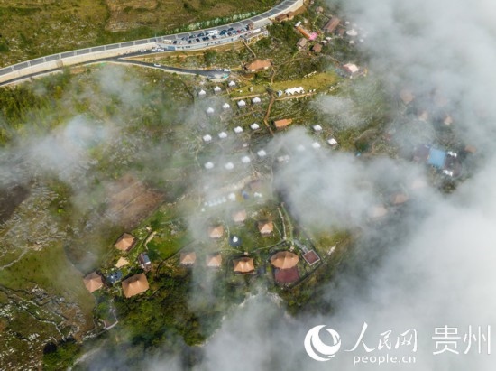 航拍掩映在晨間薄霧中的“花都里·化屋野奢度假營地“。人民網(wǎng) 陽茜攝