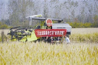  圖②：干警就地解紛場景。