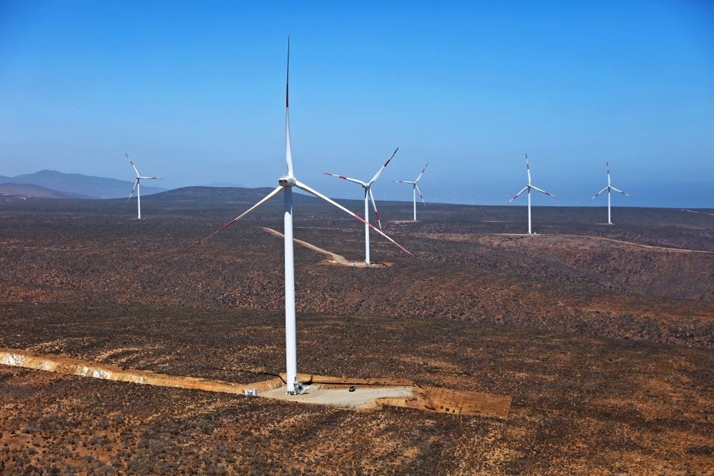 這是2023年2月14日拍攝的位于智利中部沿海的蓬塔謝拉風(fēng)電場。蓬塔謝拉風(fēng)電場是中國在智利投資建設(shè)的首個(gè)風(fēng)電場，2018年正式投產(chǎn)發(fā)電，可滿足13萬戶家庭的用電需求，同時(shí)每年還能減少15.7萬噸碳排放。
