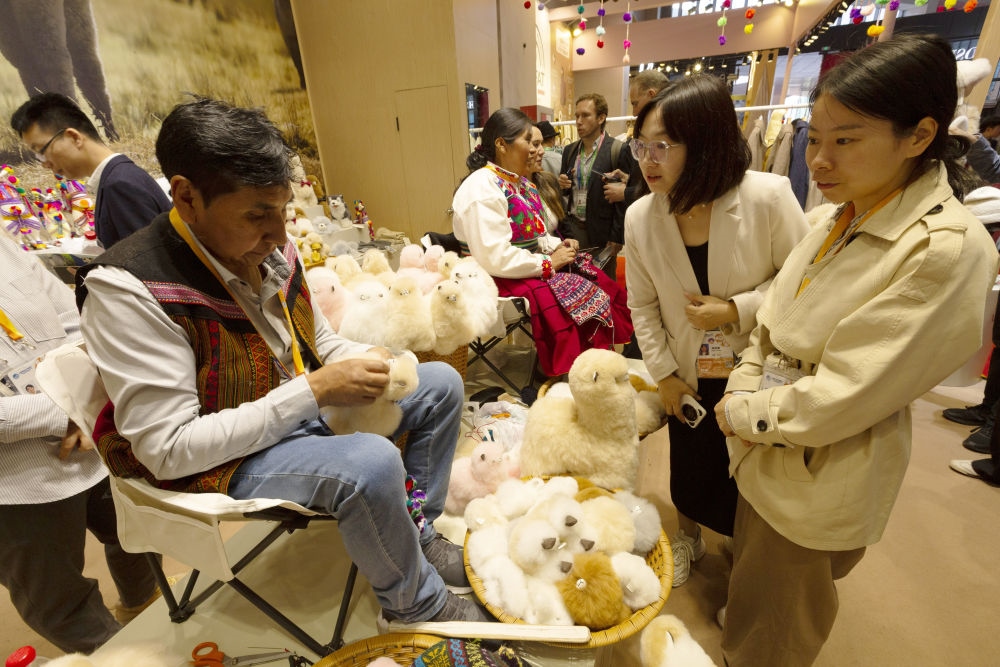 2023年11月7日，秘魯羊駝毛制品手藝人馬馬尼大叔在中國上海舉辦的第六屆進(jìn)博會上展示羊駝玩偶制作工藝。秘魯特色羊駝毛制品連續(xù)六屆在進(jìn)博會上亮相，收獲大量訂單。進(jìn)博會大舞臺讓秘魯傳統(tǒng)手藝人有了更廣闊的發(fā)展空間。