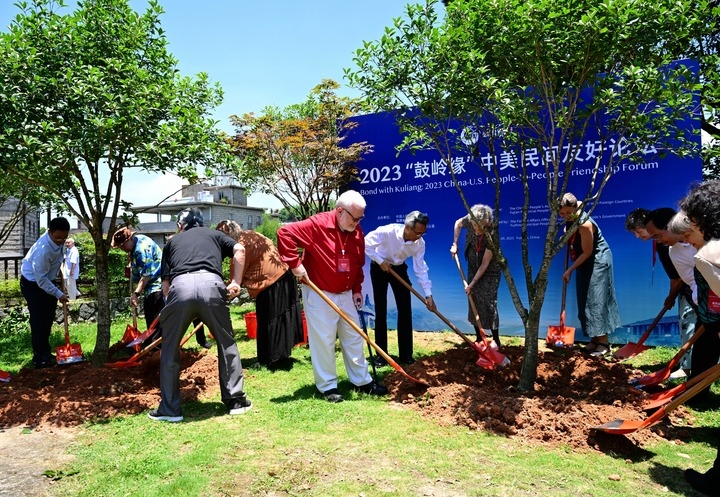2023年6月28日，出席“鼓嶺之友”座談會的中美各界人士在鼓嶺共同植樹留念。