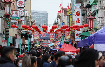 2023年1月15日，人們在美國舊金山唐人街的迎春街會上游覽、購物。當日，為期兩天的迎春街會在美國舊金山唐人街閉幕，活動吸引了大批市民和游客。新華社發(fā)