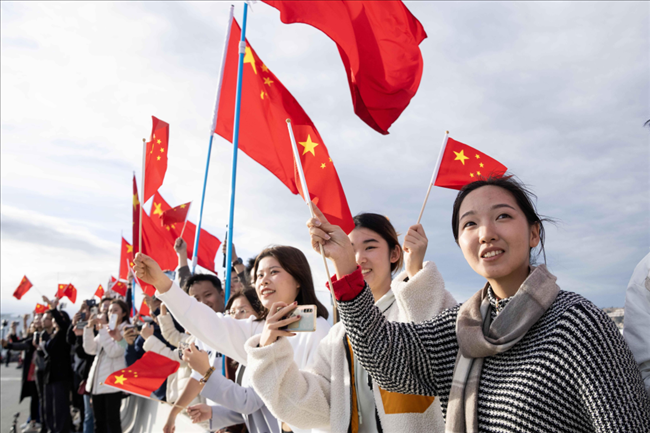 △當地時間11月14日，華僑華人和中國留學生代表在沿途街道，熱烈歡迎習近平主席到訪。