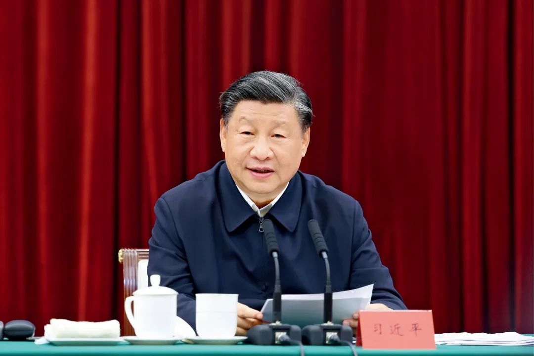 2023年10月12日，中共中央總書記、國家主席、中央軍委主席習近平在江西省南昌市主持召開進一步推動長江經(jīng)濟帶高質(zhì)量發(fā)展座談會并發(fā)表重要講話。習近平強調(diào)，完善跨區(qū)域、跨部門、跨層級的數(shù)據(jù)信息共享和流程互聯(lián)互通，深化政務(wù)服務(wù)合作，優(yōu)化營商環(huán)境。圖/新華社記者 鞠鵬 攝