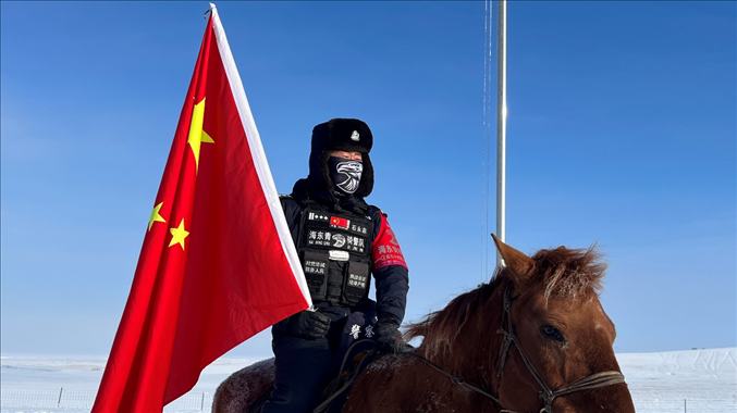 呼倫貝爾陳巴爾虎旗公安局副局長石永志。人民網(wǎng)記者 張敏穎攝
