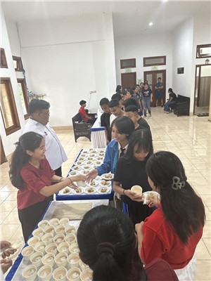 學生們品嘗中華美食湯圓和燒賣。主辦方供圖