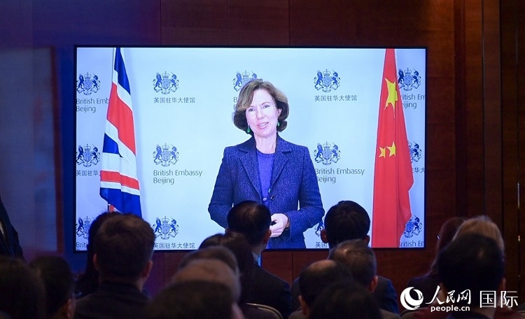 英國駐華大使吳若蘭發(fā)表視頻主旨演講。人民網(wǎng) 郭錦標 攝