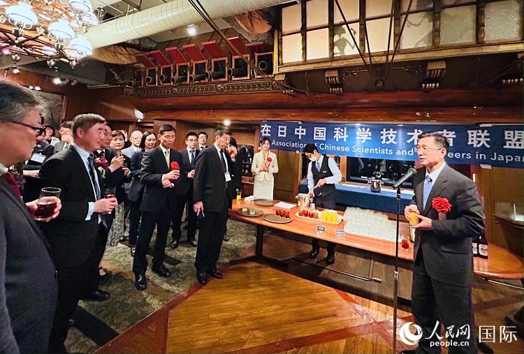 中國駐日本大使館教育處公使銜參贊杜柯偉在紀(jì)念酒會上致祝酒詞。人民網(wǎng) 許可攝