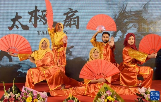 11月22日，在孟加拉國達(dá)卡，學(xué)生在孔子課堂揭牌儀式上表演。新華社發(fā)（薩利姆攝）