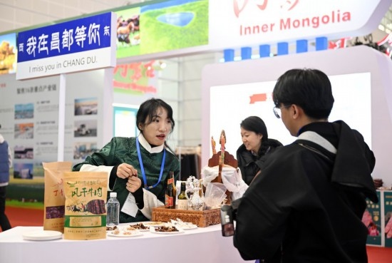 11月23日，參展商和參觀者在國家會展中心（天津）國內(nèi)省市合作交流展區(qū)交流。新華社記者 趙子碩 攝