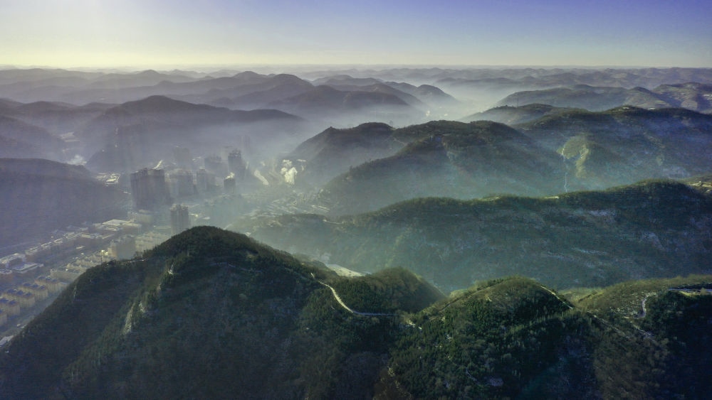 陜西省延安市吳起縣的山山峁峁被茂密的山林覆蓋（2021年12月20日攝，無人機(jī)照片）。新華社記者 陶明 攝