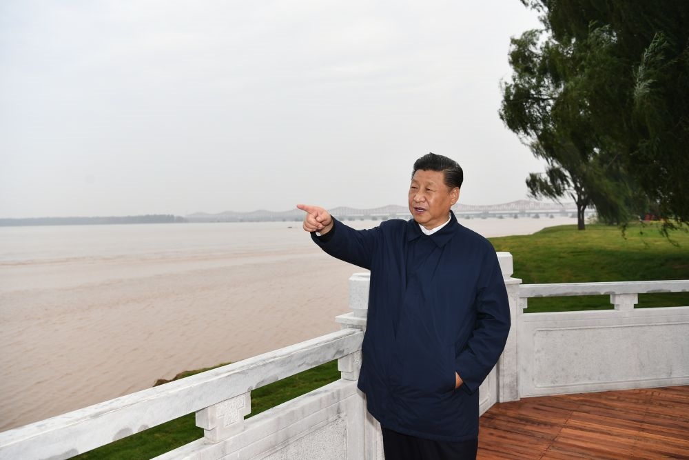 2019年9月16日至18日，中共中央總書記、國家主席、中央軍委主席習(xí)近平在河南考察。這是17日下午，習(xí)近平在鄭州黃河國家地質(zhì)公園，眺望黃河鄭州段。新華社記者 謝環(huán)馳 攝