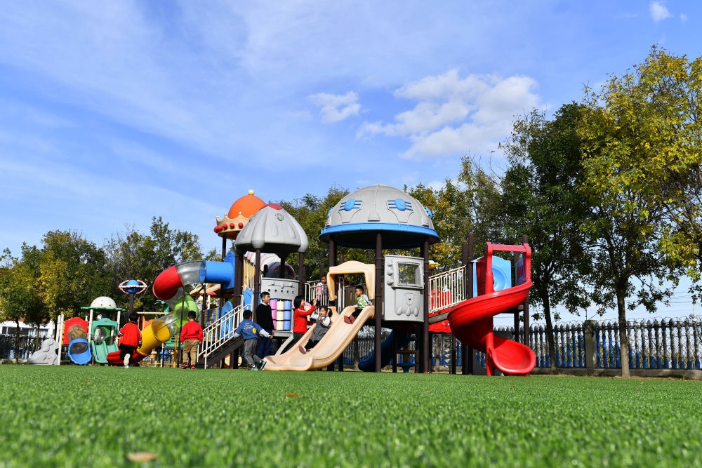 在山東省東營市墾利區(qū)楊廟社區(qū)幼兒園，孩子們在老師的帶領(lǐng)下進(jìn)行戶外活動（2021年10月19日攝）。新華社記者 郭緒雷 攝