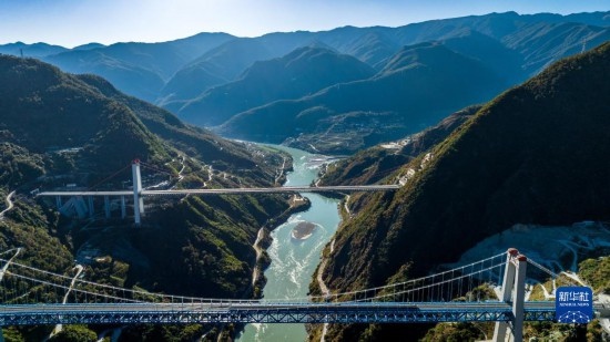 11月25日拍攝的麗香鐵路金沙江特大橋（前），遠處是麗香高速特大橋（無人機照片）。