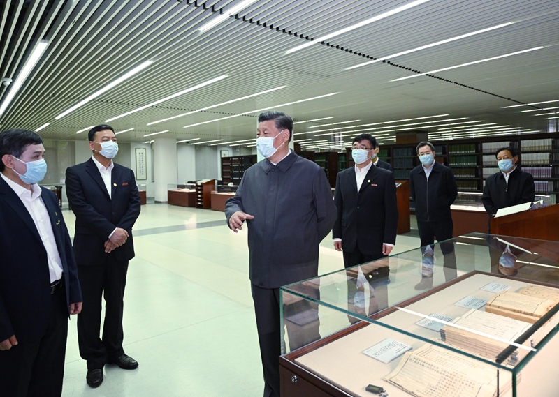 2022年4月25日，習(xí)近平來到中國人民大學(xué)考察調(diào)研。這是他在圖書館考察。