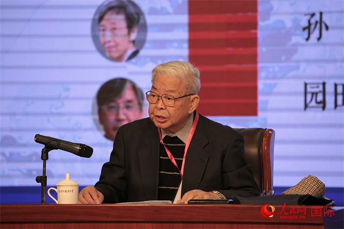 北京外國語大學北京日本學研究中心原主任嚴安生發(fā)表主旨演講。人民網記者 張麗婭攝