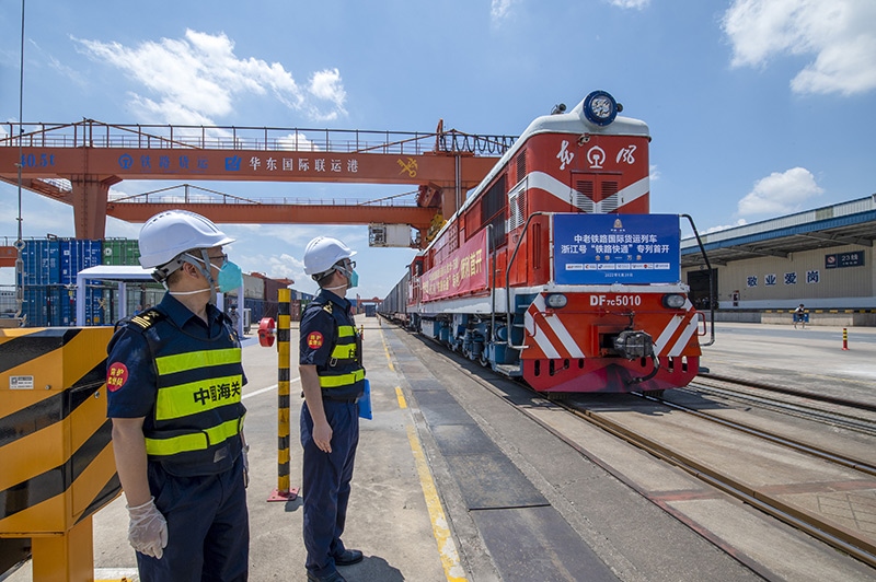 2022年6月29日，浙江金華，中老鐵路國際貨運(yùn)列車浙江號(hào)“鐵路快通”首趟專列經(jīng)海關(guān)監(jiān)管后，從金華南站鳴笛啟程，經(jīng)磨憨口岸駛向老撾萬象。