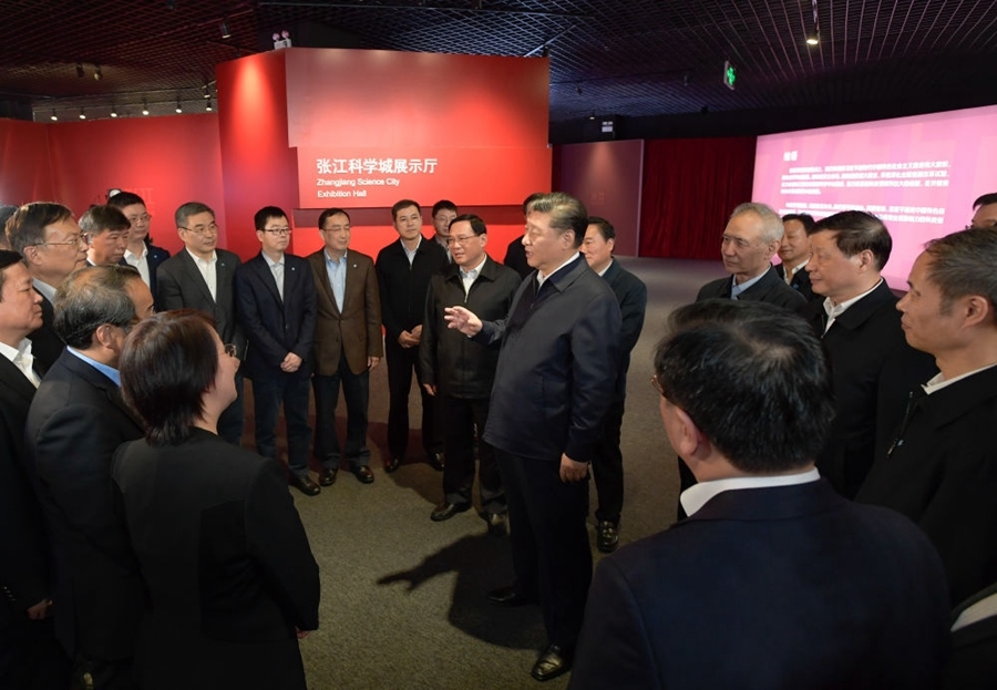 2018年11月6日，習近平在上海張江科學城展示廳考察時，同在場的科技工作者親切交談。