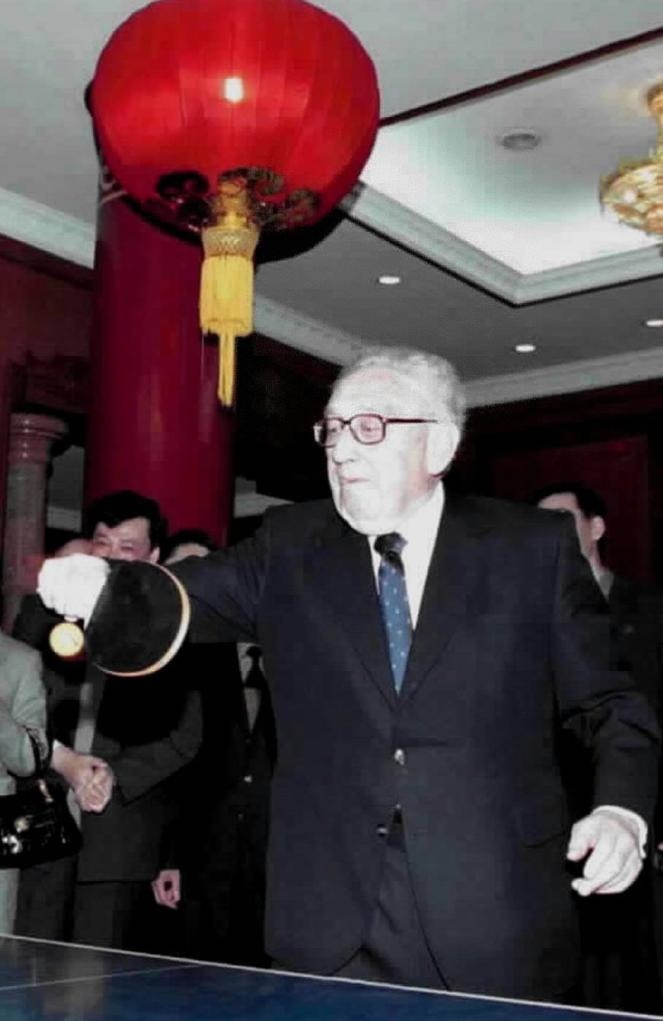 2001年3月18日，基辛格在中國人民對外友好協(xié)會紀念中美“乒乓外交”30周年的招待會開始前揮拍助興。新華社發(fā)