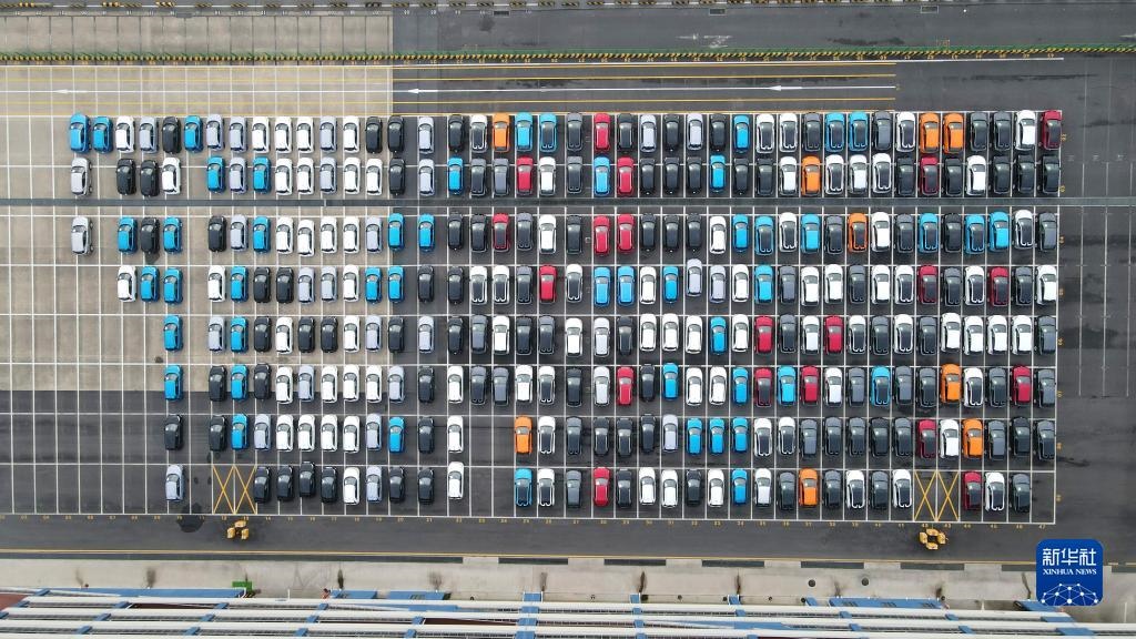這是2023年7月9日在上海外高橋海通汽車碼頭拍攝的等待裝船運(yùn)往澳大利亞的上汽MG品牌汽車和新能源車（無(wú)人機(jī)照片）。新華社記者 方喆 攝