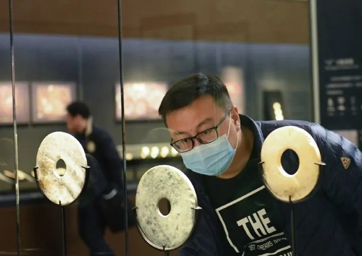 游客在良渚博物院觀(guān)看玉璧。新華社記者 翁忻旸 攝