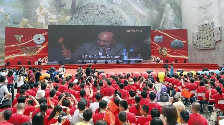 2019年7月6日，杭州市民揮舞國(guó)旗慶祝良渚古城遺址獲準(zhǔn)列入世界遺產(chǎn)名錄。記者 吳煌 倪雁強(qiáng) 攝