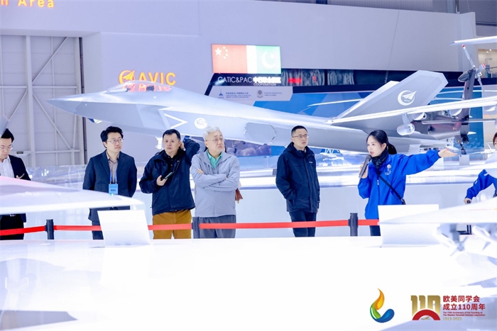 參會嘉賓和留學(xué)歸國人員參觀珠海太空中心。主辦方供圖
