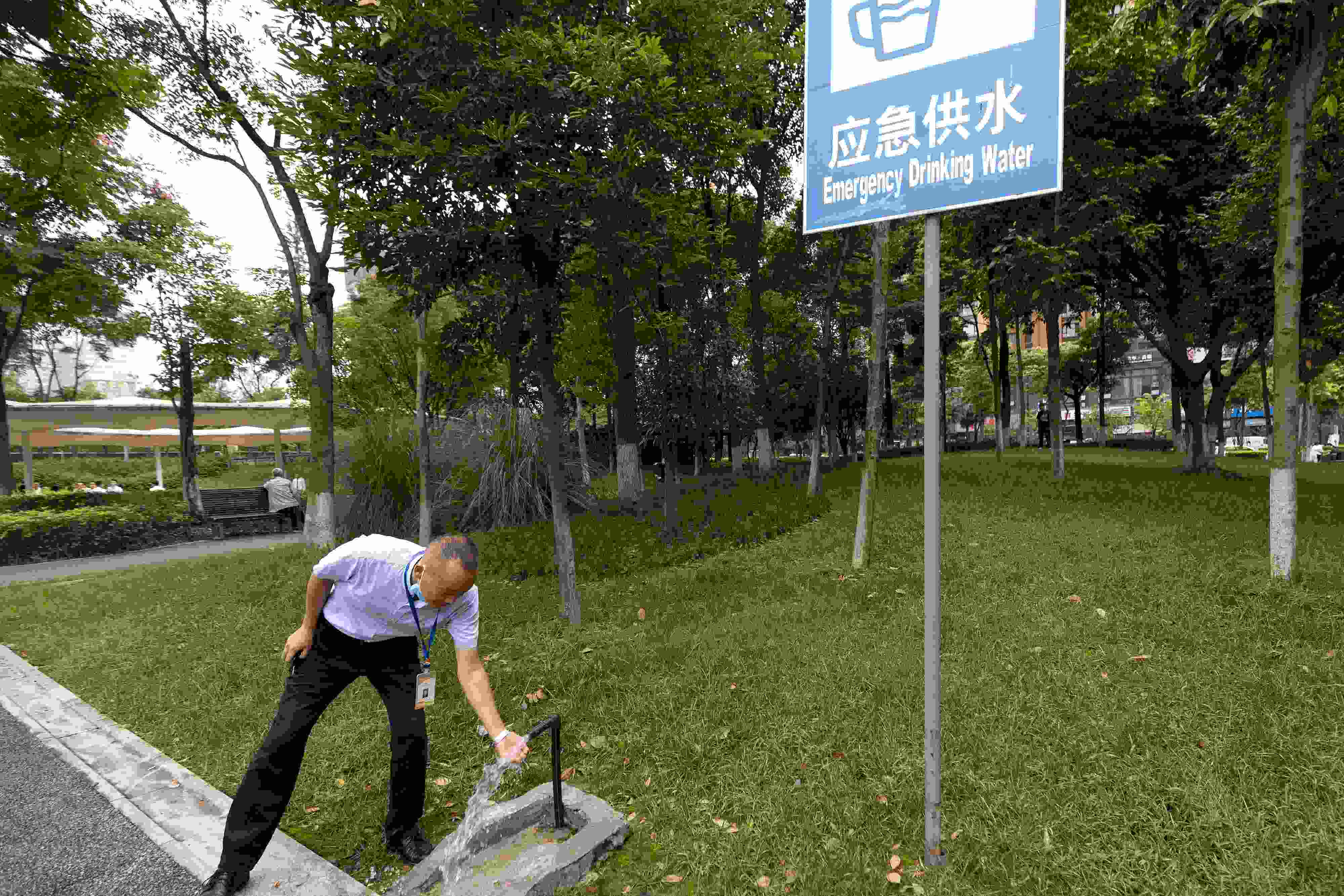 位于成都高新區(qū)天府二街與天府三街之間的大源中央公園，應(yīng)急供水設(shè)施標(biāo)識(shí)醒目。