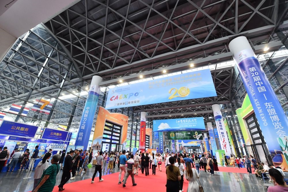 2023年9月18日，參觀者在第二十屆中國—東盟博覽會東盟商品展區(qū)選購商品。新華社記者 黃孝邦 攝