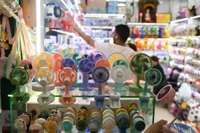△近期，客商在浙江義烏國際商貿(mào)城采購商品。