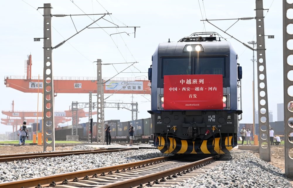 2022年8月23日，陜西首趟中越國際貨運(yùn)班列由西安國際港站駛出開往越南河內(nèi)。新華社記者 李一博 攝