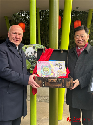 吳墾大使和韋格納市長手捧德國兒童為“夢想”“夢圓”準(zhǔn)備的手繪“送別大禮包”。人民網(wǎng)記者 徐馨攝
