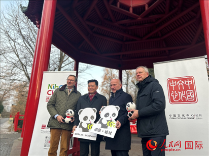 中國文化中心組織的主題活動現(xiàn)場。從左至右依次為柏林動物園園長克尼里姆、中國駐德國大使吳懇、柏林市長韋格納、柏林動物園監(jiān)事會主席布魯克曼。人民網(wǎng)記者 徐馨攝