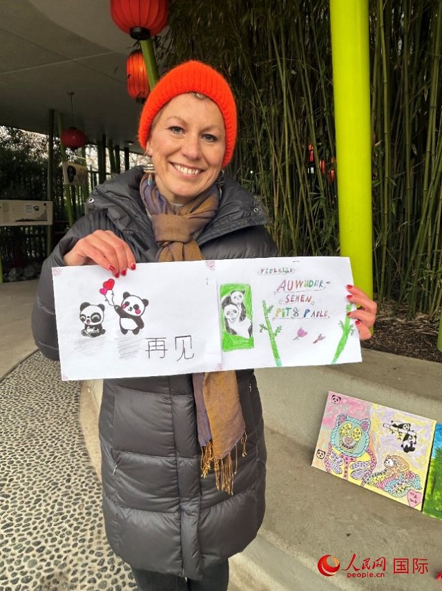 桑德拉和德國小朋友們的作品。右圖寫著“祝福好運(yùn)，再見 Pit和Paule（“夢想”“夢圓”的德語名字）”。人民網(wǎng)記者 徐馨攝