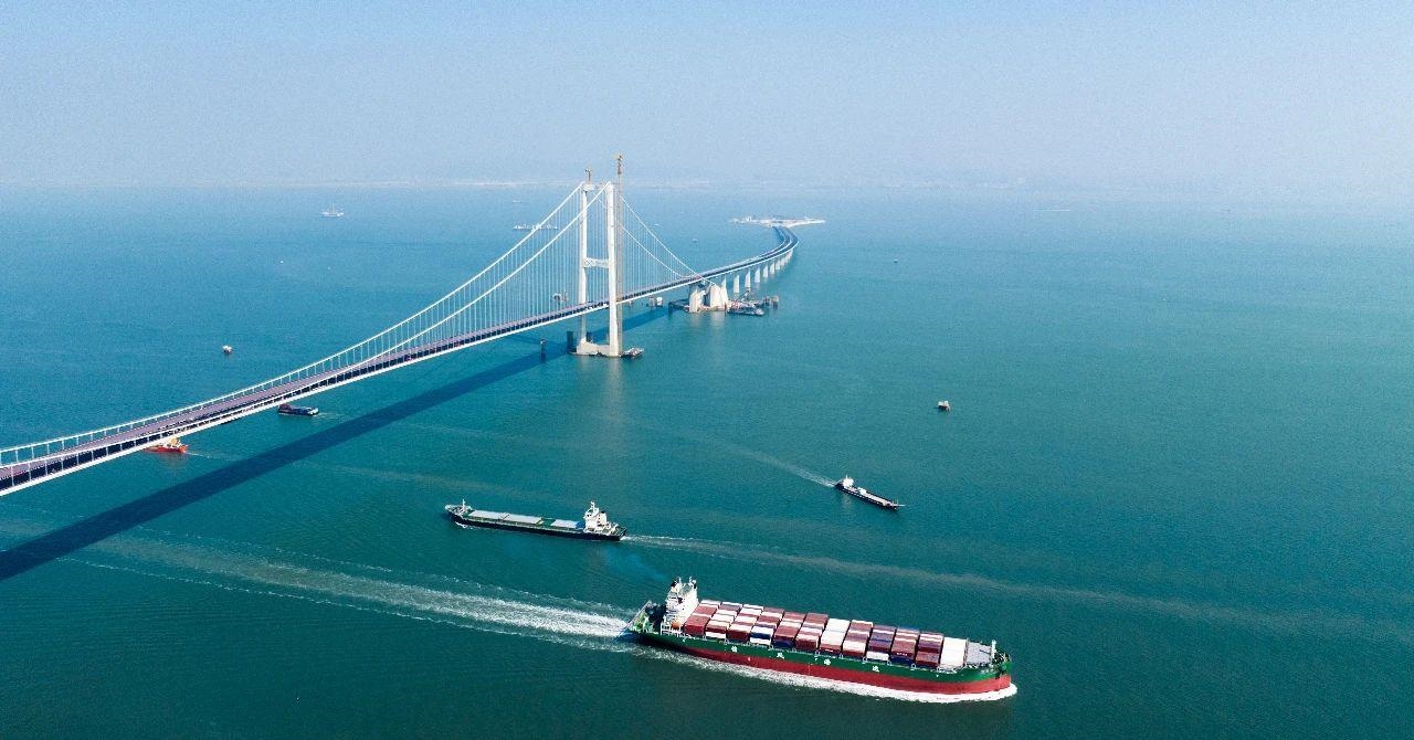 △2023年11月28日，國家重大工程深中通道海底沉管隧道貫通。