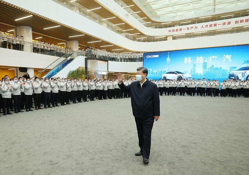 △2023年4月12日，習近平總書記在廣東廣汽研究院向職工們揮手致意。