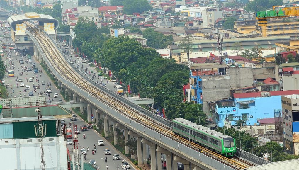2021年11月6日，列車在越南首都河內(nèi)吉靈-河?xùn)|輕軌線上行駛。中企承建的越南首條城市輕軌項(xiàng)目交接儀式當(dāng)日在河內(nèi)舉行，標(biāo)志著該項(xiàng)目投入運(yùn)行。新華社/越通社