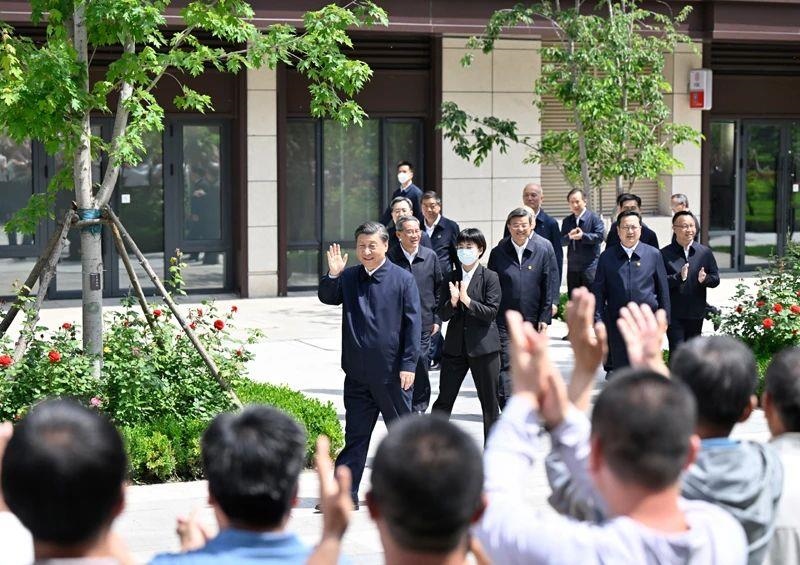 △2023年5月10日，習近平總書記在河北雄安新區(qū)容東片區(qū)南文營社區(qū)考察。