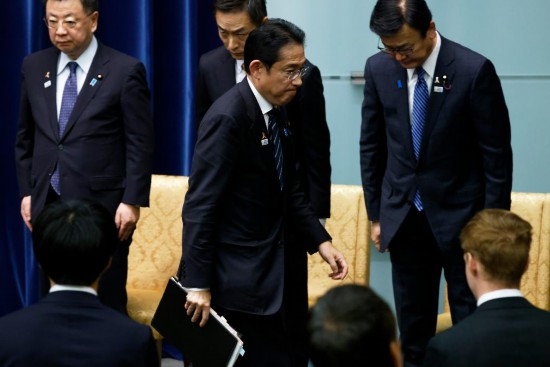 11月2日，在日本東京首相官邸，日本首相岸田文雄在新聞發(fā)布會后離開會場。新華社發(fā)（Pool圖片，太田潔攝）