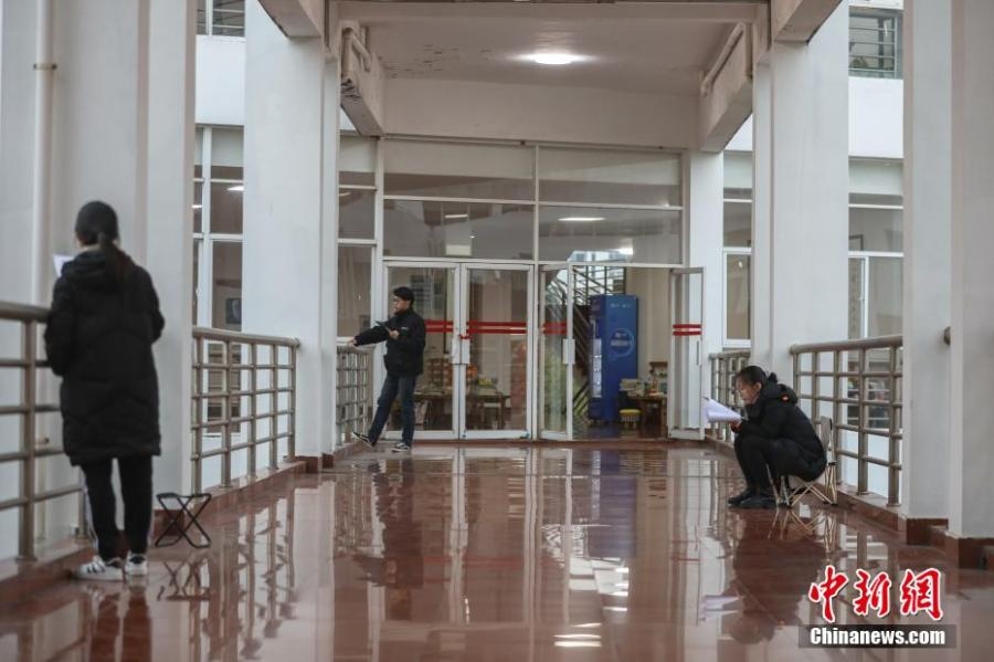 資料圖：幾位考研學(xué)生在南昌大學(xué)教學(xué)樓的天橋上復(fù)習(xí)備考。劉力鑫 攝